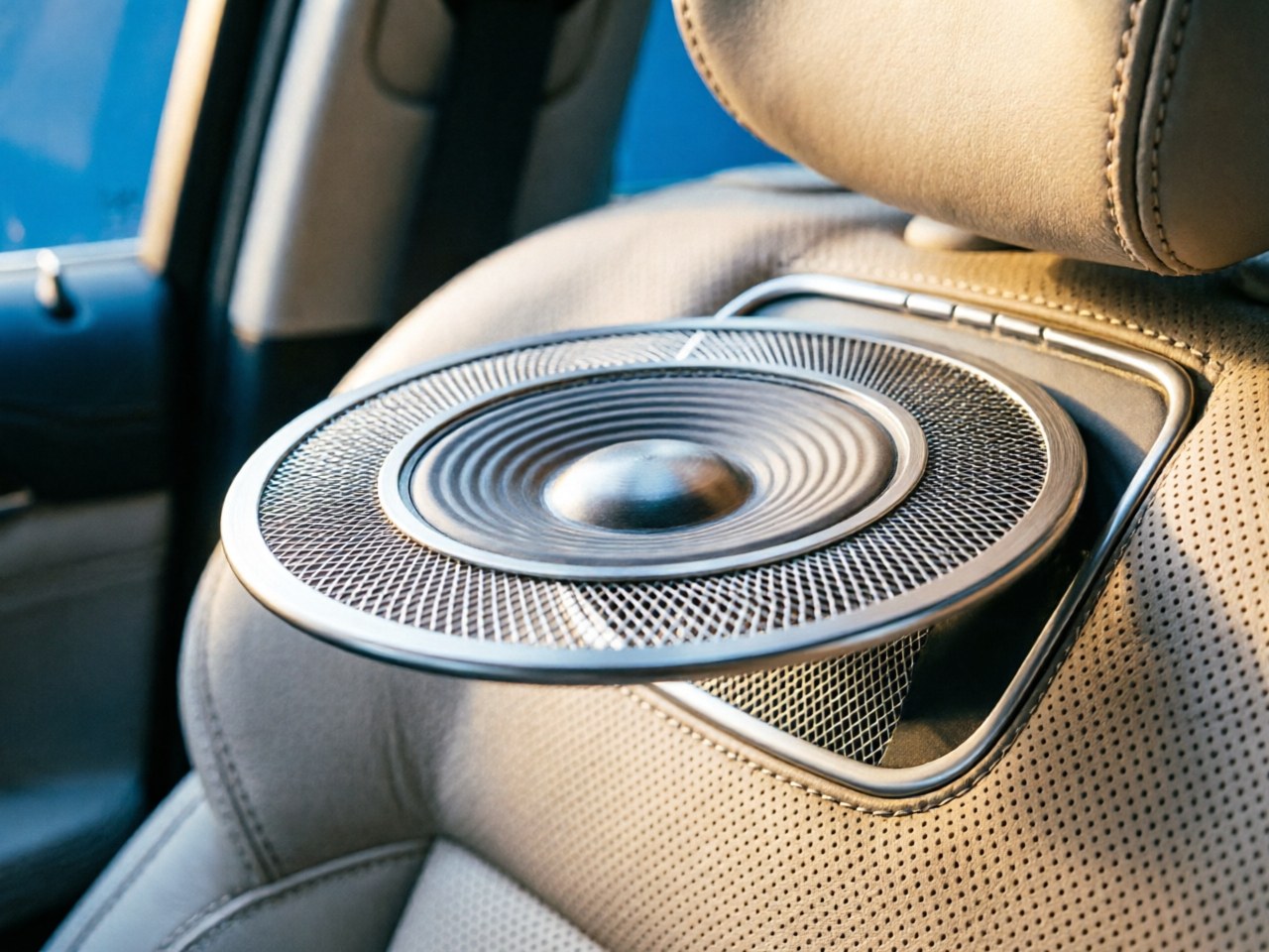 We Tried Out Range Rover's New Electrostatic Speakers and We Weren't Prepared for the Fidelity / 体验路虎全新静电扬声器：高保真音质令人惊艳